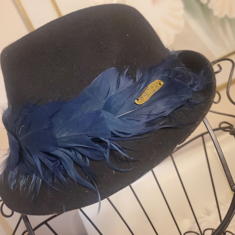 Wool fancy hat w/feathers